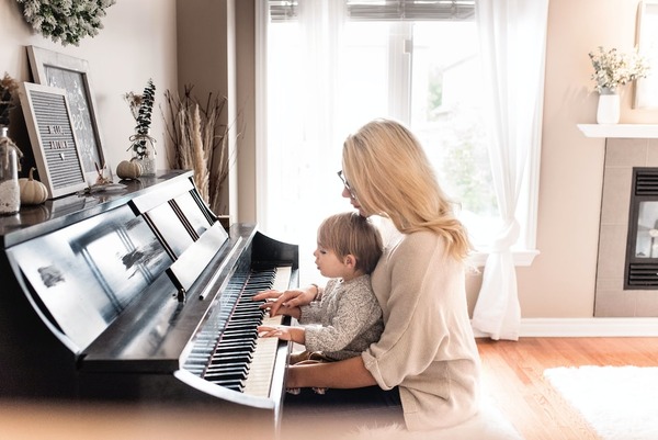 https://grooveacademy.ca/wp-content/uploads/2023/12/Mom.and_.child_.playing.piano_.jpg