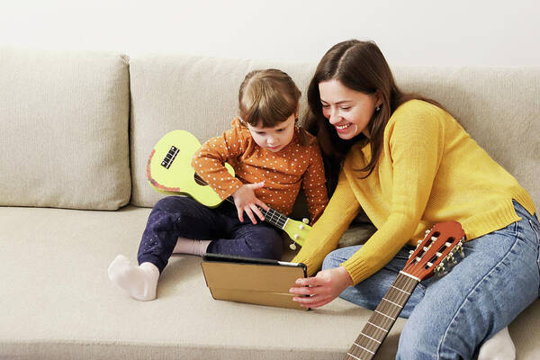 https://grooveacademy.ca/wp-content/uploads/2025/01/mom-and-daughter-learn-to-play-the-ukulele.jpg